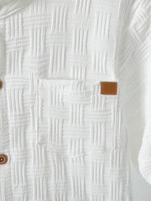 SHEIN Mirajuku 男童白色短袖立领波浪条纹衬衫，卡其色仿木纽扣，胸前口袋，装饰贴片，休闲舒适，适合上学、旅行、居家、度假等场合，宽松版型，适合春、夏、秋季穿着。 - 白色 - 查看 3