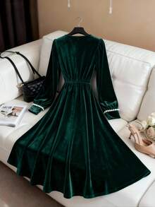 GlowEve 女士天鹅绒腰部收褶A字珍珠装饰圣诞假日优雅日常通勤时尚法式街头复古百搭新年商务藏蓝色长袖连衣裙，秋冬款 - 墨綠色 - 查看 2