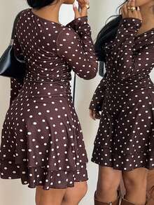 SHEIN EZwear Robe à pois marron à encolure en V, manches longues et volants à l'ourlet pour femmes grandes tailles - Tabac - Voir 1