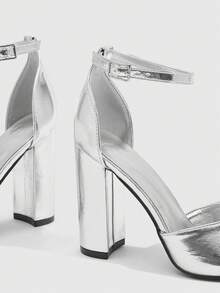 CUCCOO SZL Zapatos de mujer con hebilla, puntera puntiaguda y tacón grueso. Elegantes bombas de gamuza sintética negra con correa de tobillo negra para tacones de graduación, baile de graduación, vacaciones, zapatos de fiesta, estilo chic y elegante para fiestas, salidas nocturnas, primavera y Pascua - PU plateado - Ver 5