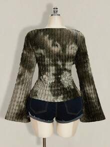 SHEIN ICON Camiseta de manga larga con mangas acampanadas, estampado tie-dye asimétrico, hombros descubiertos, estilo gótico vintage bohemio para mujer talla grande, tops casuales de camuflaje - Verde militar - Ver 2