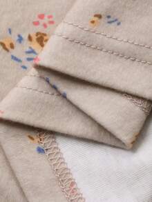 DAZY Bộ đồ ngủ nữ mùa hè họa tiết hoa nhí gồm 2 món: áo thun ngắn tay và quần short. - Màu Khaki - Xem 7