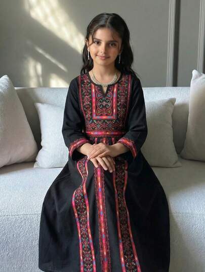 SHEIN 少女碎花宽松长款A字连衣裙，适合旅行、度假、乡村风、休闲度假、波西米亚风，也可与姐妹和女儿搭配穿着。