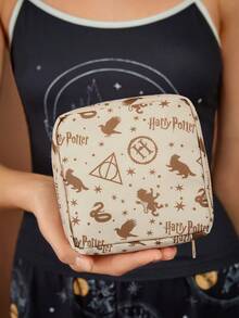 HARRY POTTER X SHEIN 1 Túi đựng đồ in hình ngôi nhà, thích hợp để đựng đồ vệ sinh cá nhân, đồ điện tử, mỹ phẩm và các vật dụng nhỏ khi đi du lịch, đi làm, đi lại hàng ngày và khi đi học. - Nhiều màu - Xem 7