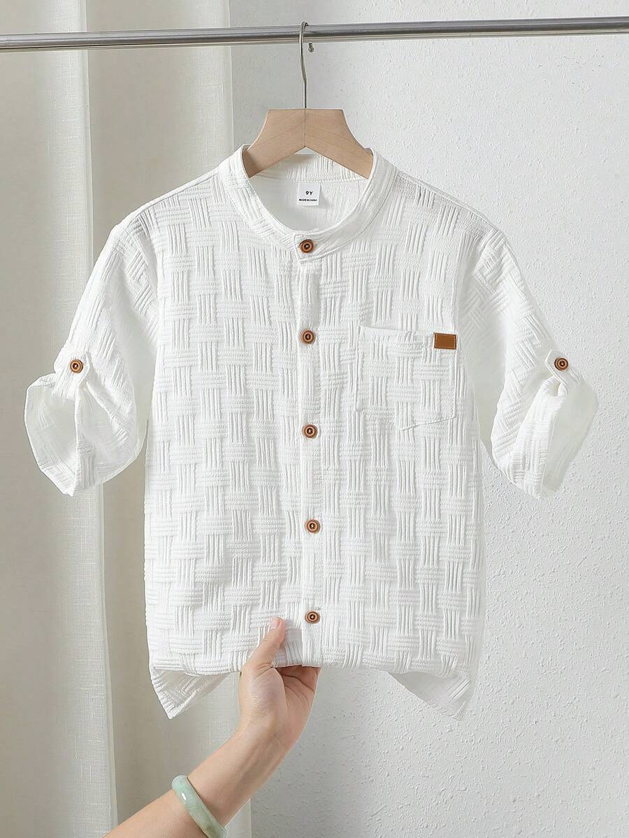 SHEIN Mirajuku 男童白色短袖立领波浪条纹衬衫,卡其色仿木纽扣,胸前口袋,装饰贴片,休闲舒适,适合上学、旅行、居家、度假等场合,宽松版型,适合春、夏、秋季穿着。 - 白色 - 查看 1