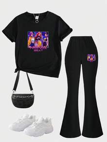 Conjunto casual feminino para pré-adolescentes, composto por camiseta preta e calça flare preta, estilo K-pop com estampa gráfica colorida de personagens de desenho animado. Ideal para fãs de K-pop, com gola redonda e design moderno. Perfeito para férias, festas e uso diário. Conjunto de duas peças, versátil, confortável e estiloso, inspirado em grupos de K-pop coreanos. Ideal para todas as estações do ano: verão, primavera, outono e inverno. - Branco - Ver 3