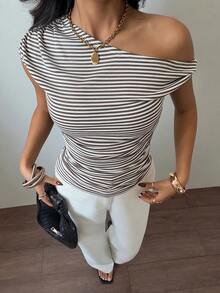 Siren Gaze 女士时尚露肩条纹褶皱短袖修身罗纹针织衫，夏季时尚之选。女士露肩条纹上衣，时尚短袖罗纹衬衫，单肩上衣，条纹上衣，单肩衬衫，条纹单肩上衣，女士休闲衬衫，外出上衣，单袖上衣，船领上衣，单肩上衣，女士露肩上衣，流行穿搭，女士夏季穿搭，女士穿搭，女士夏季上衣，单肩上衣 - 彩色 - 查看 4