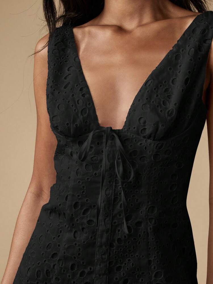 MISSGUIDED Vestido Mini com Decote V Profundo em Bordado Inglês, com Detalhe de Amarração na Frente, Fechamento com Botão, Sem Mangas, Uso em Festivais de Verão