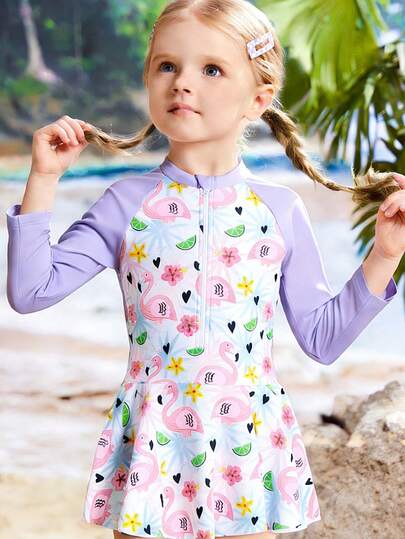 Sparklyn 新款女童连体泳衣，单件装。这款连体泳衣采用裙摆设计，饰有可爱的卡通图案，如火烈鸟、花朵、叶子和花朵，撞色拼接，拉链设计，甜美可爱，适合女孩游泳、海滩度假、水上乐园等场合穿着。长袖和裙摆设计提供良好的皮肤保护，面料优质。