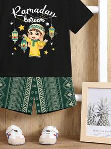 SHEIN 2pcs/Set Young Boy Casual Cartoon Cute Star & Moon Print Arabic Style Minimalist Round Neck Short Sleeve T-Shirt And Shorts Set, Suitable For Spring/Summer, Casual Daily And Home Wear - Multicolor - View 5