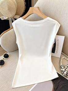 GlowEve Camiseta feminina elegante com decote canoa, barra assimétrica, manga borboleta e detalhe de amarração. - Branco - Ver 2