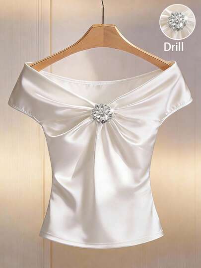 Franclia 女士优雅百搭夏季白色缎面褶皱露肩上衣，饰以水钻纽扣，采用光滑缎面面料，垂坠感自然，尽显温柔知性、优雅高贵、时尚前卫。独特的露肩设计巧妙修饰脸型和颈部线条，适合办公室、会议、派对、约会、度假等场合。白色优雅上衣 白色缎面上衣 女士上衣 优雅水钻上衣 白色露肩上衣 白色水钻上衣 女士正装上衣 优雅缎面衬衫 女士缎面上衣