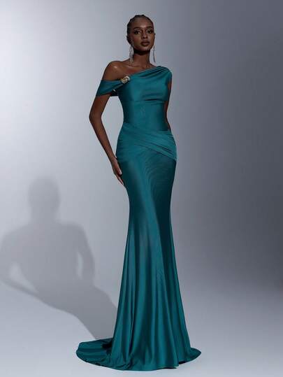 Elitara Elegant Fashion Apocalyptic Style Knit Fabric Asymmetric Shoulder Half Exposed Shoulder Tailored Fitted Mermaid Hem Dress, Handcrafted Dimensional Pleats Metal Buckle Waist Criss-Cross Ruched Mermaid Hem, Suitable For Fashion Galas, Formal Dinners, Business Events, Balls, Cocktail Parties, Holiday Events, Guest Attire