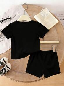 SHEIN Playful Pals Set de 2 piezas de ropa para niño bebé, camiseta de manga corta con estampado de oso lindo emparejada con pantalones cortos minimalistas, adecuado para salidas en verano - Negro - Ver 2