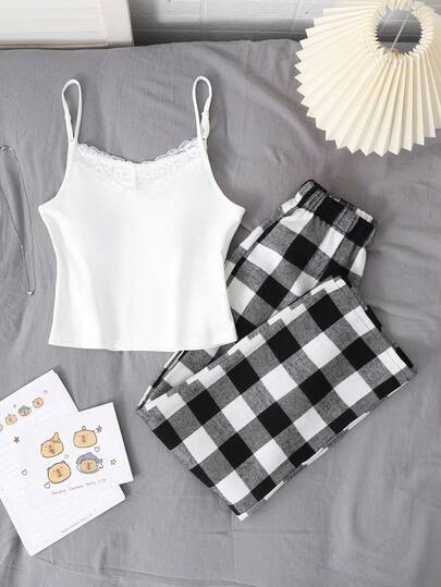 SHEIN Conjunto de pijama casual de 2 piezas para niñas preadolescentes, con camiseta de tirantes ajustables con adorno de encaje y pantalones a cuadros, estilo francés elegante