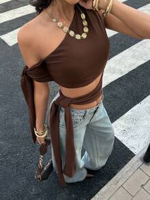 Siren Gaze Áo croptop phong cách Mỹ cổ điển màu nâu, vai lệch, có chi tiết buộc dây - Một chiếc áo ngắn thời trang dành cho nữ với thiết kế độc đáo làm nổi bật bờ vai và xương quai xanh. Áo croptop vai lệch màu nâu. - màu nâu - Xem 3