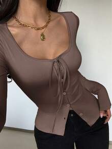 Chiquease 性感纯色针织弹力圆领系带长袖修身纽扣装饰百搭女式T恤 - 摩卡棕 - 查看 3