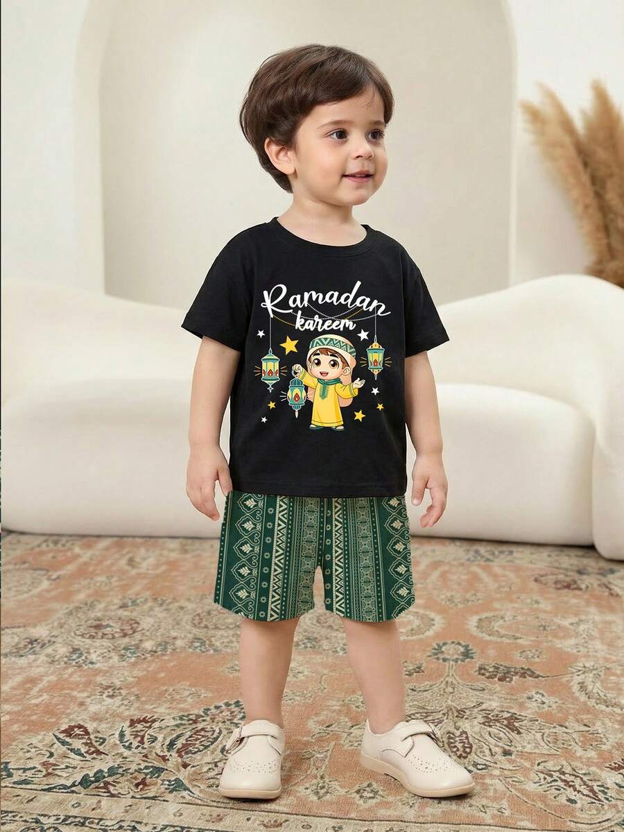 SHEIN 2pcs/Set Young Boy Casual Cartoon Cute Star & Moon Print Arabic Style Minimalist Round Neck Short Sleeve T-Shirt And Shorts Set, Suitable For Spring/Summer, Casual Daily And Home Wear - Multicolor - View 1