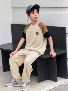SHEIN 2件套男童休闲韩版宽松撞色圆领T恤和裤子套装，适合通勤、上学、日常休闲、运动、春夏穿着。 - 卡其色 - 查看 4