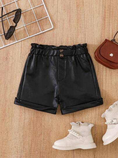 De nya svarta lädershortsen för flickor, med knappar och accessoarer utsmyckade med fållen, vilket är bekvämt, moderiktigt, elegant, sött och gulligt, ett måste för dagliga resor.