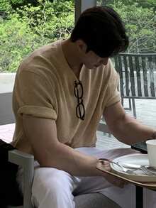 DAZY 男士纯色卡其色针织套头衫，适合通勤和夏季穿着 - 卡其色 - 查看 3