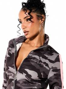 BABYPHAT 迷彩全拉链短款复古卫衣，饰有粉色条纹细节和罗纹下摆，适合秋冬季休闲穿着。 - 彩色 - 查看 6