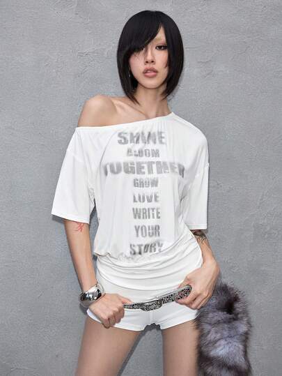 J-Fashion T-shirt court à manches courtes pour femmes avec imprimé tie-dye et lettres épaules dénudées