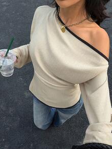 Siren Gaze Áo tay dài cổ bèo bất đối xứng viền tương phản - Màu Khaki - Xem 5