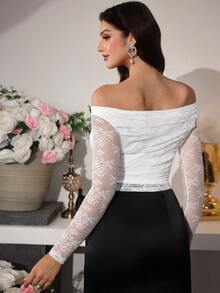 Modelyn تي شيرت أنيق وجذاب بتصميم كشكشة الكتف المكشوفة والربطة الأبيض للخروج والمناسبات - أبيض - مشاهدة 3