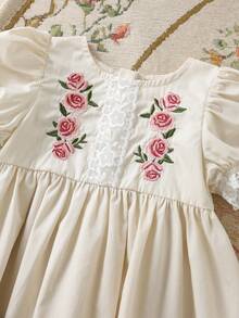 SHEIN Đầm trẻ trung cho bé gái, họa tiết hoa thanh lịch, viền ren, tay áo cánh hoa, thích hợp cho mùa hè. - Màu be - Xem 6