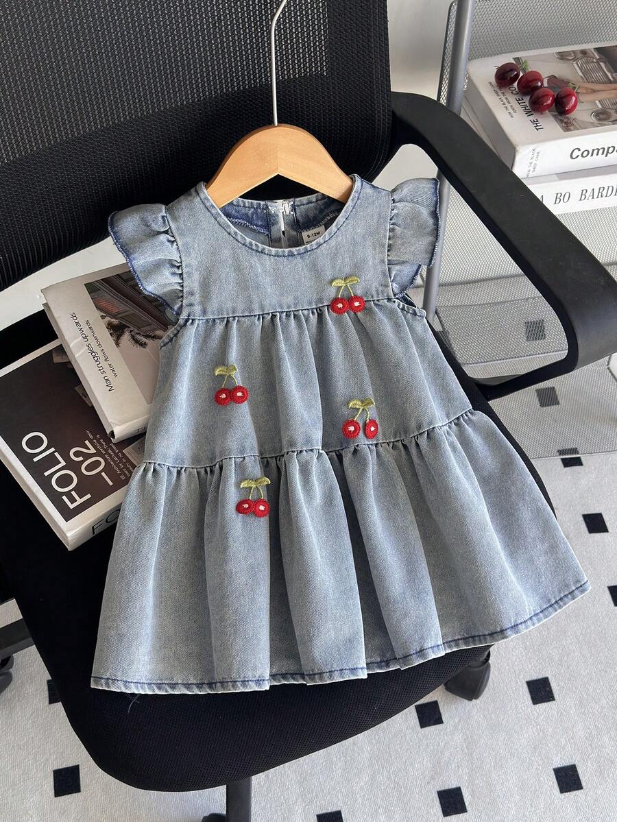 SHEIN Vintaside Kids 女婴牛仔连衣裙，饰有3D立体花朵图案，可爱时尚，适合春夏穿着。