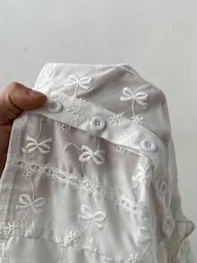 Sunnyshic 大码V领荷叶边刺绣上衣，优雅美观 - 白色 - 查看 8