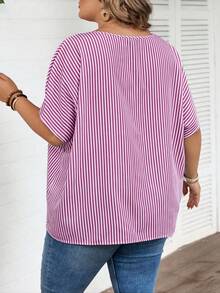 SHEIN CURVE+ 大码条纹印花V领前开襟纽扣休闲短袖衬衫，适合夏季/乡村/海滩度假/沙滩装穿着 - 玫紅色 - 查看 2