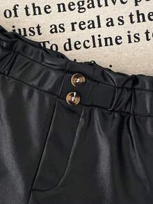 新款黑色女婴皮短裤，裤脚饰有纽扣，舒适、时尚、优雅、甜美可爱，是日常出行的必备单品。 - 黑色 - 查看 4