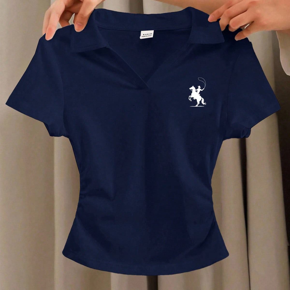 Camiseta corta de manga corta con cuello de polo de unicolor, ajustada y con pliegues laterales para niñas preadolescentes