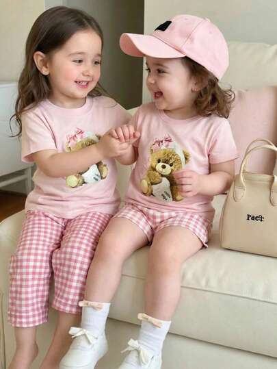 2 st/set babyflicka söt björntryck rosa rund hals kortärmad t-shirt + rutiga shorts set, lämplig för utflykter på sommaren