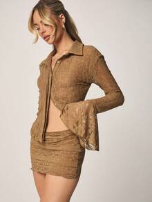 MISSGUIDED 荷叶边蕾丝迷你裙，内置衬里，高腰修身款式，适合春夏场合和派对穿着 - 卡其色 - 查看 1