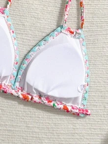 SHEIN 少女三角罩杯比基尼上衣，细肩带设计，简约时尚。粉蓝碎花图案，清新甜美。蓝色底色搭配紫红色花朵图案，活力四射。适合海滩、泳池、游泳度假等场合。 - 彩色 - 查看 7