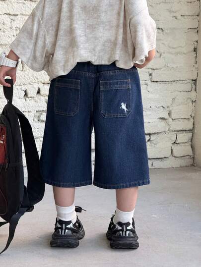 Little Byeori 男童宽松及膝牛仔短裤，口袋饰有白色骑士刺绣图案，藏蓝色