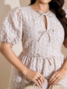 Comfylo Đầm hè cỡ lớn, váy ngắn vải jacquard họa tiết, đầm có nơ và túi trước, đầm ngắn thắt eo, đầm tay ngắn cổ tròn, trang phục ngày Valentine, trang phục lễ hội âm nhạc, trang phục hẹn hò, đầm ngày Valentine, đầm dạ hội tốt nghiệp, đầm phù dâu. - Màu be - Xem 9