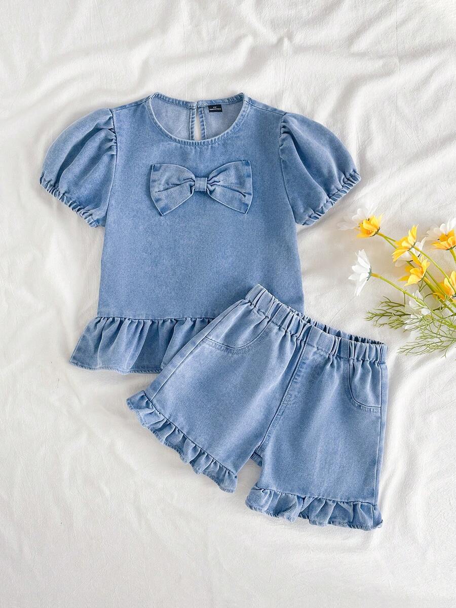 这款浅蓝色水洗牛仔上衣，休闲宽松，饰有可爱的荷叶边，搭配宽松直筒荷叶边牛仔短裤，裤腰采用松紧带设计。采用轻盈柔软的棉质牛仔面料，是时尚女孩的必备单品，适合春夏穿着，简约时尚，适合日常穿搭、外出和聚会。2025年秋季新品上市。 - 中等水洗藍 - 查看 1