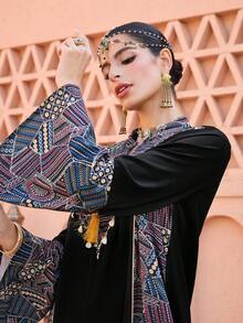 Al Najma Vestido maxi árabe de unicolor con cinta de caparazón, estampado asimétrico de parche floral y cuello mao - Multicolor - Ver 2