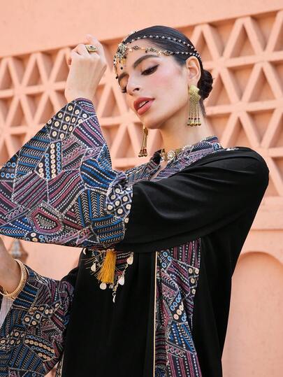 Al Najma Gaun Maxi Arab dengan Kerah Mandarin, Motif Asimetris, Patchwork Bunga, Warna Solid, dan Pita Shell.