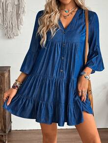 Vestido de muñeca suelto con efecto de mezclilla, cuello en V, volantes en capas en el bajo, hombros caídos para mujer, estilo occidental y casual de LanaWest - Azul - Ver 1