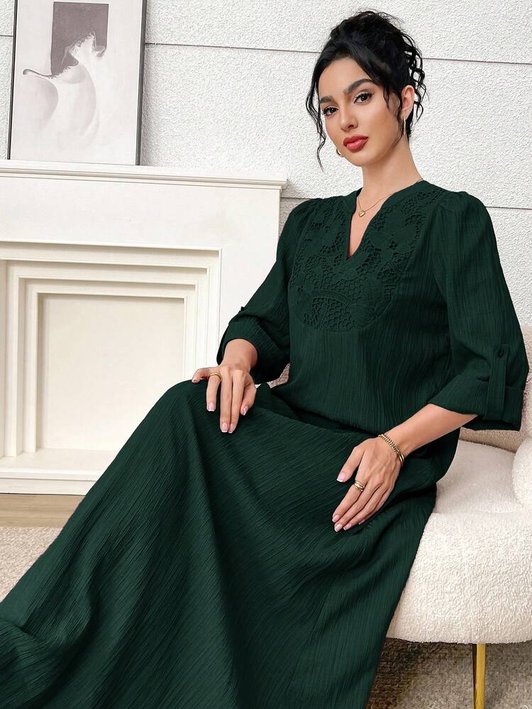 Yasmyna رمضان فستان أنيق للنساء بأكمام طويلة وياقة على شكل حرف V مزين بالدانتيل بطراز عربي متباين - أخضر داكن - مشاهدة 5