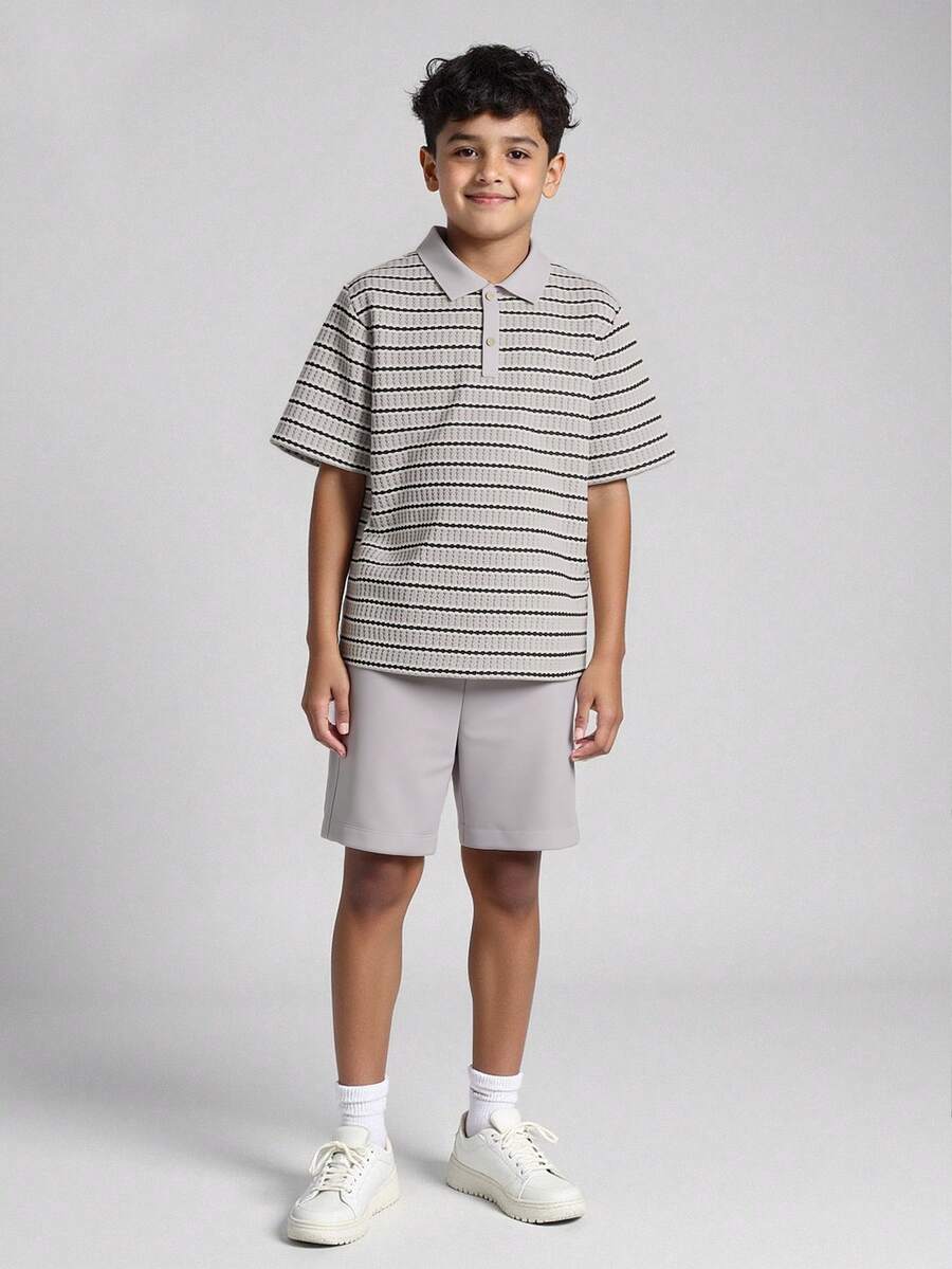 SHEIN Vacaura 男童休闲条纹华夫格 Polo 衫和短裤套装(2 件/套),卡其色,适合夏季日常穿着和户外活动 - 灰色 - 查看 1