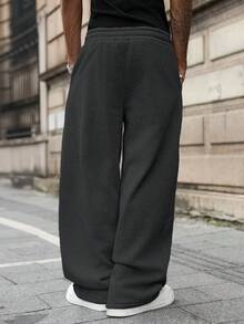 Manfinity EMRG 男士纯色抽绳腰带口袋休闲宽松运动裤灰色运动裤宽松运动裤灰色慢跑裤男士专业俱乐部运动裤长裤运动裤男士灰色宽松运动裤，宽松裤，运动裤，慢跑裤，宽松 - 深灰色 - 查看 2