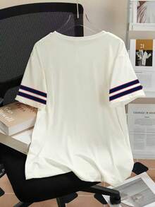 SHEIN Explorewe 男童休闲时尚创意个性化清新高端简约数字67徽章五角星条纹藏青色和米色组合字母标语图案印花休闲基础款短袖T恤，舒适日常穿着，温暖的夏秋款式，适合春、夏、秋季穿着。儿童数字T恤 - 彩色 - 查看 2