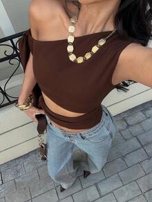 Siren Gaze Áo croptop phong cách Mỹ cổ điển màu nâu, vai lệch, có chi tiết buộc dây - Một chiếc áo ngắn thời trang dành cho nữ với thiết kế độc đáo làm nổi bật bờ vai và xương quai xanh. Áo croptop vai lệch màu nâu. - màu nâu - Xem 5