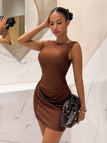 Slaydiva 2025新款船领无袖褶裥露背珍珠链装饰A字迷你连衣裙，棕色弹力缎面，适合生日派对、鸡尾酒会、情人节、万圣节、圣诞节、婚礼等场合。
